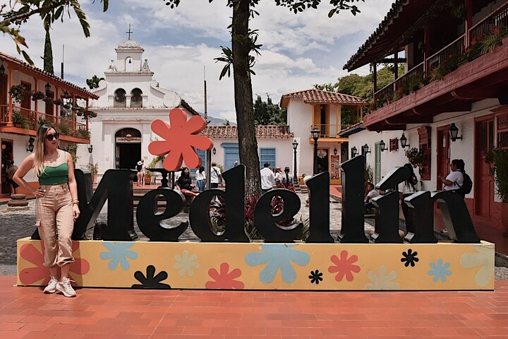 City Tour + Commune 13 Medellin