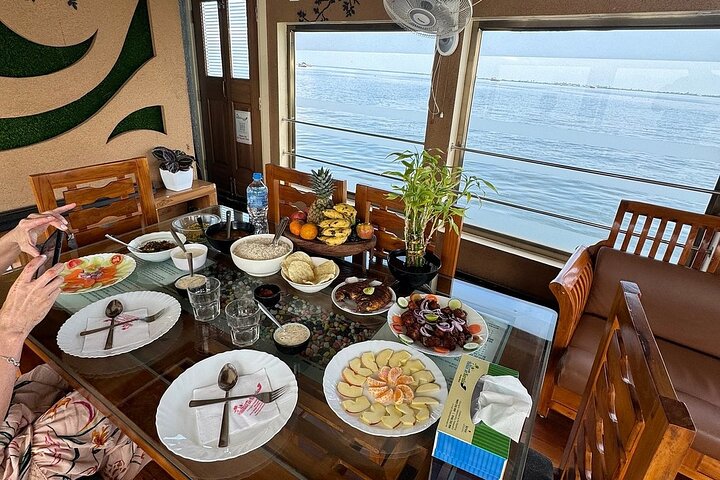 Backwaters Bliss: Cochin to Alleppey Escape