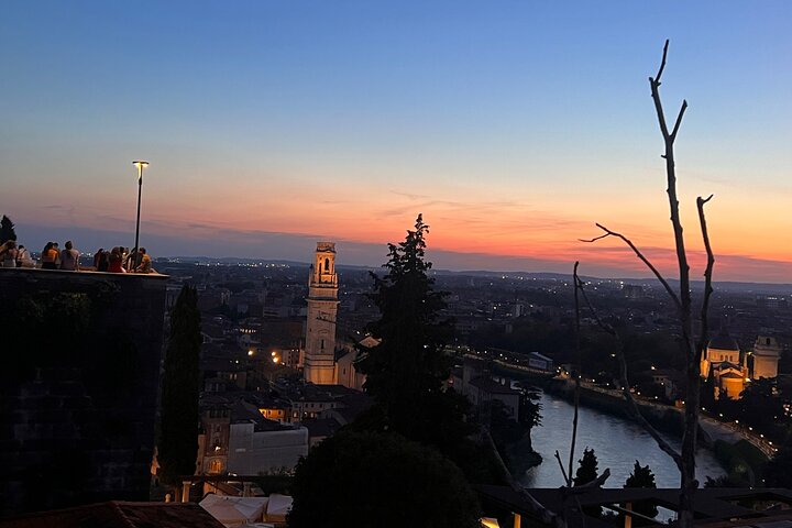 Verona walking tour:food&wine,history lunch or dinner & funicular