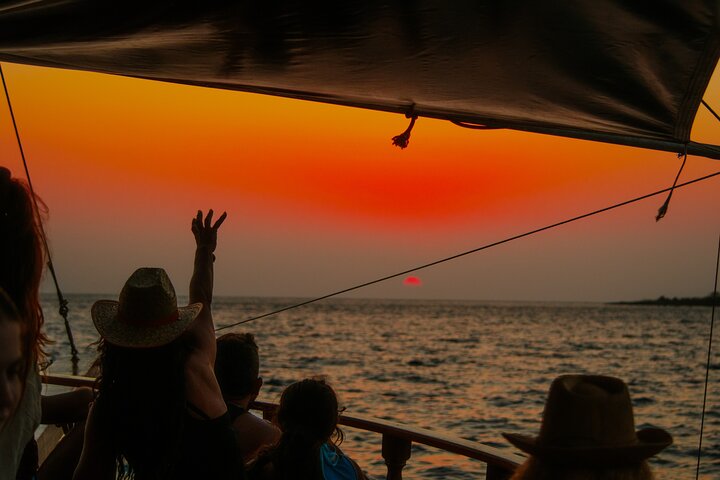 Queen Bee Sunset Cruise with Swim Stops and Dinner