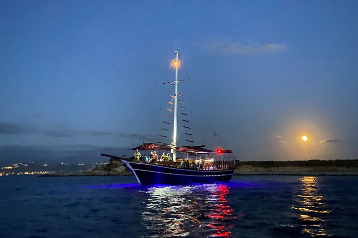 Queen Bee Sunset Cruise with Swim Stops and Dinner