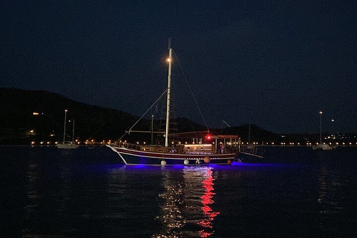 Queen Bee Sunset Cruise with Swim Stops and Dinner