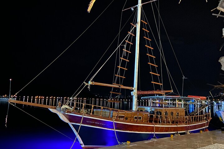 Queen Bee Sunset Cruise with Swim Stops and Dinner