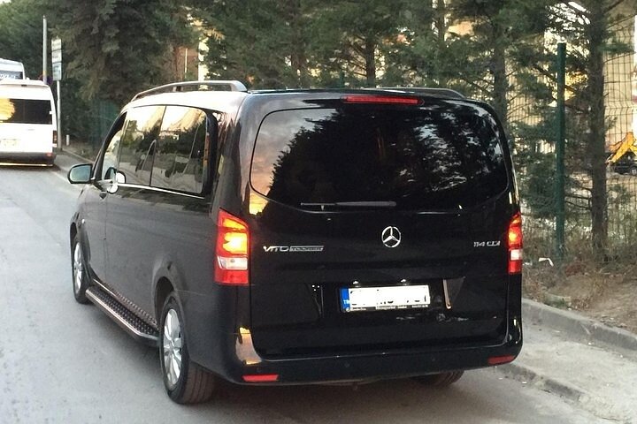 Arrival Private Transfer from Vienna Airport VIE to Vienna City by Luxury Van