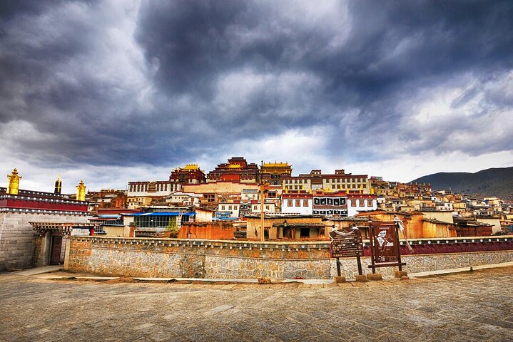 Private tour Songzanlin Monastry & Tibetan lunch from Zhongdian