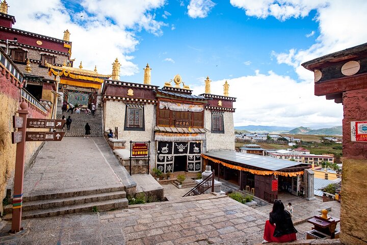 Private tour Songzanlin Monastry & Tibetan lunch from Zhongdian
