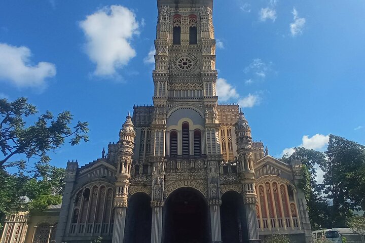 Private Full Tour of Reunion Island with Driver Guide