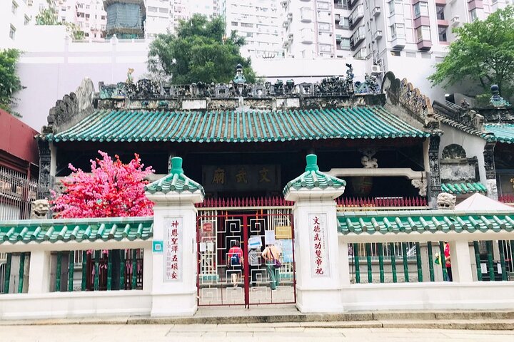 Top-Rated Hong Kong Tour: Peak Tram, Dim Sum & Cultural Sights