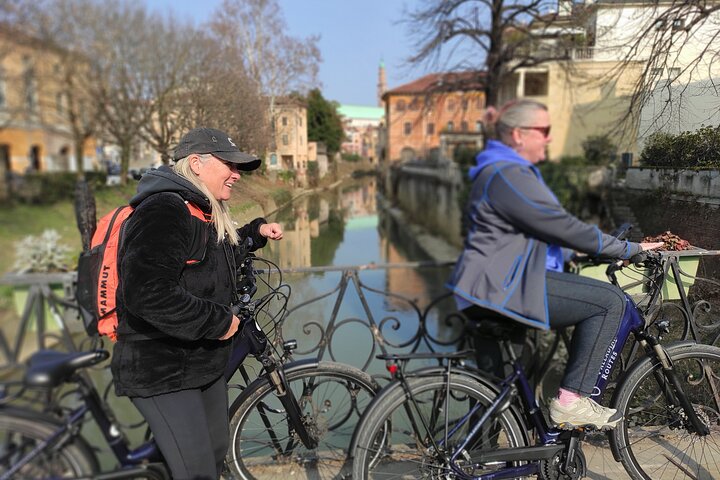 Unesco Palladian Villas in Vicenza: E-Bike private tour with picnic and aperitif
