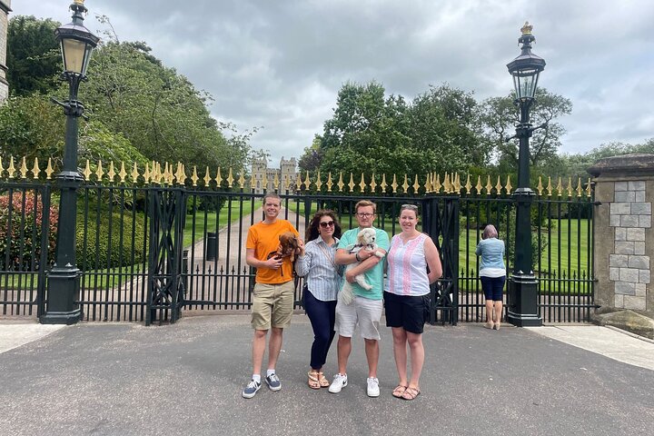 Private Tour of Windsor Town with Skip-the-Line Castle Tickets