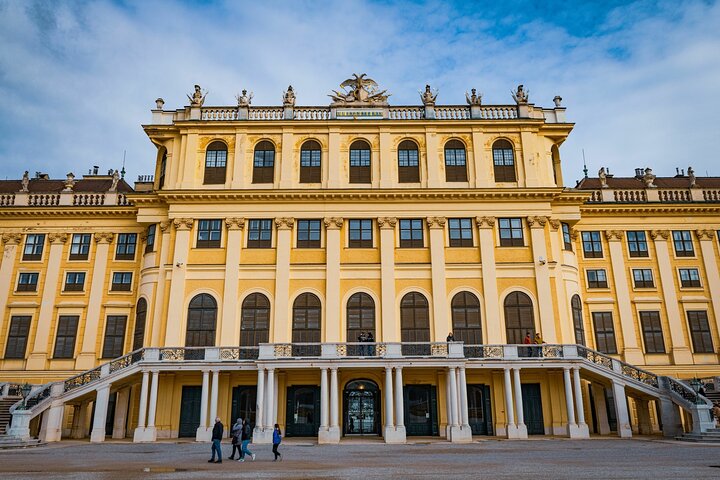 Vienna: Skip-the-Line Schönbrunn Palace & Gardens Tour