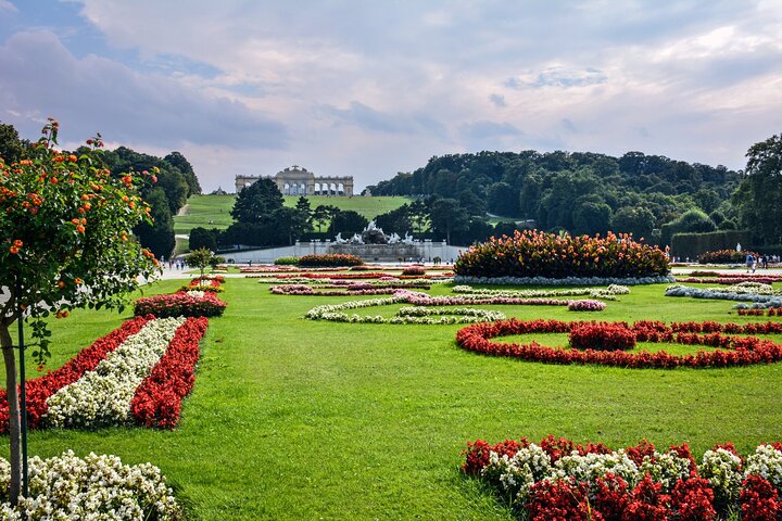 Vienna: Skip-the-Line Schönbrunn Palace & Gardens Tour