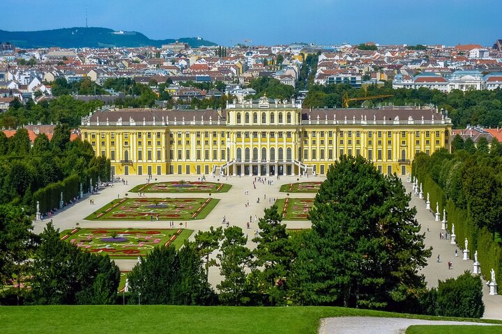 Vienna: Skip-the-Line Schönbrunn Palace & Gardens Tour