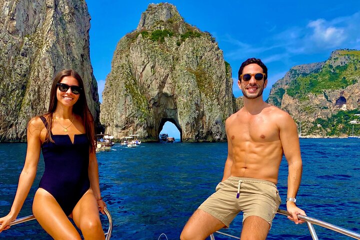 3-hour private boat tour of the island of Capri