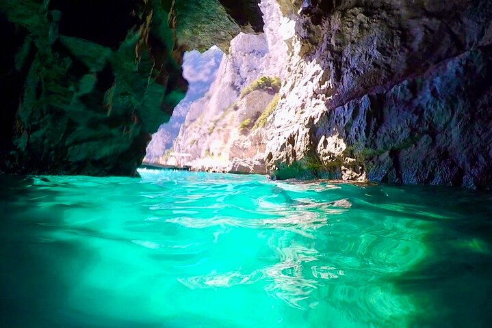 3-hour private boat tour of the island of Capri