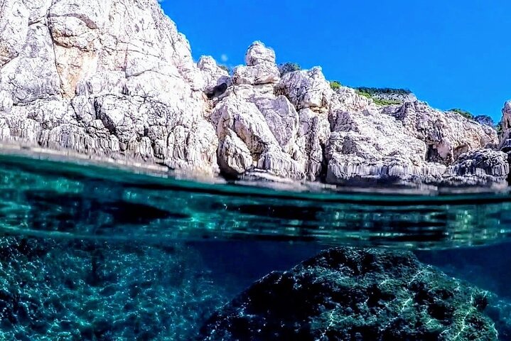3-hour private boat tour of the island of Capri