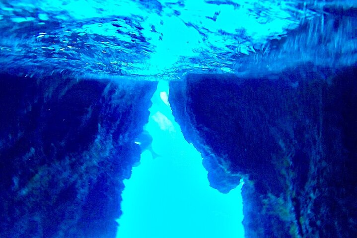 3-hour private boat tour of the island of Capri