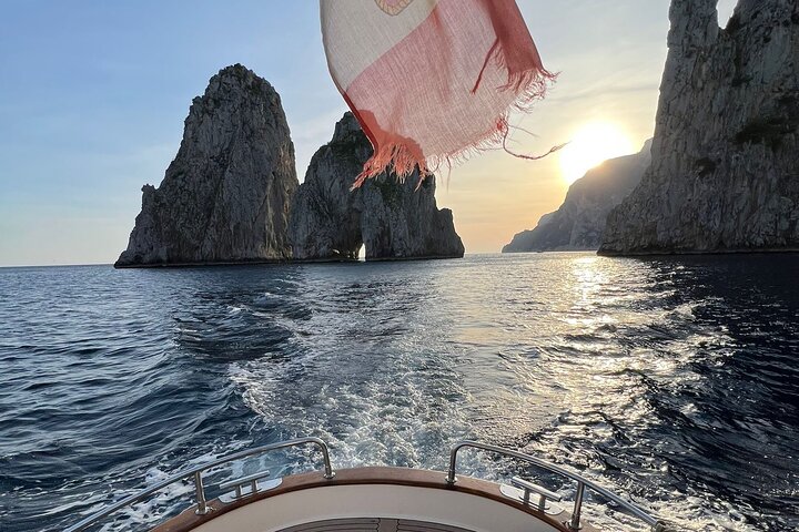 3-hour private boat tour of the island of Capri