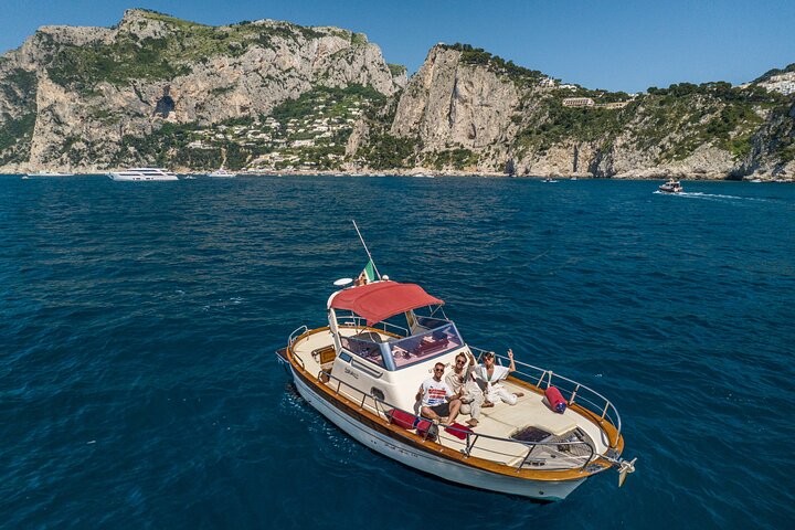 3-hour private boat tour of the island of Capri