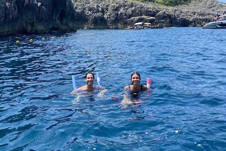 3-hour private boat tour of the island of Capri