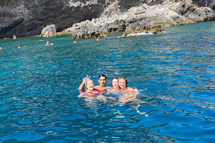 3-hour private boat tour of the island of Capri
