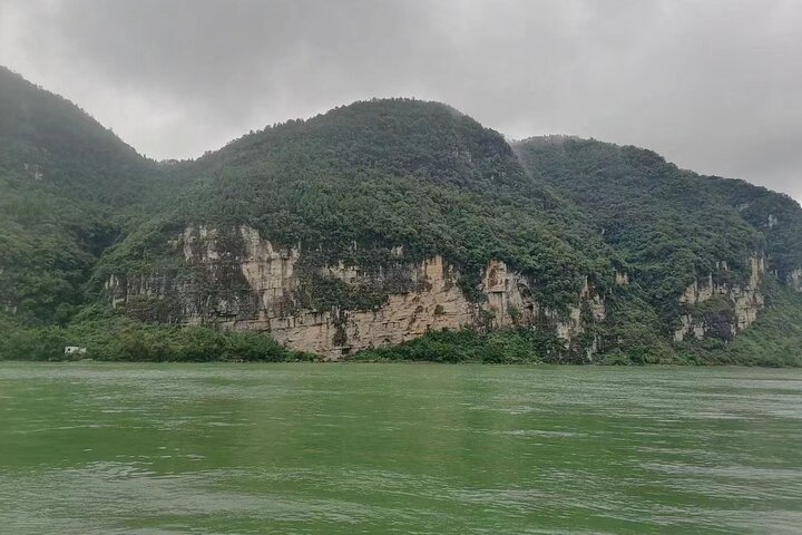 Private Day Tour in Yichang to Sanyou Cave and Sanxia Waterfall