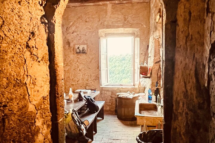 Pitigliano in the footstep of the Etruscan: Hike and wine tasting
