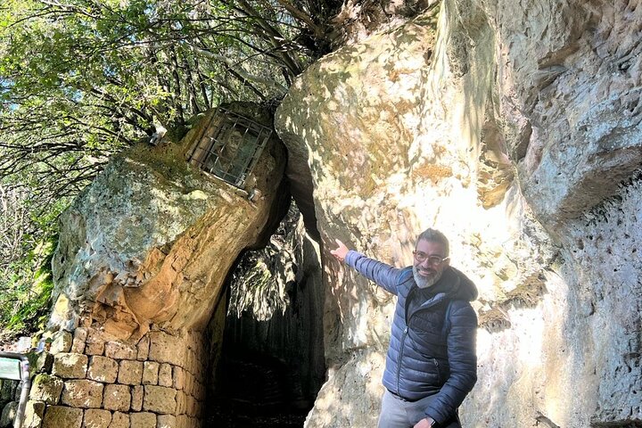 Pitigliano in the footstep of the Etruscan: Hike and wine tasting