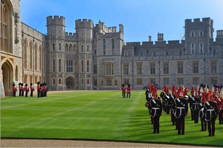 Stonehenge and Windsor Castle Tour from London With Entry Tickets