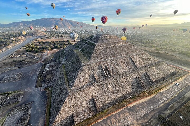 Balloon flight + Breakfast in cave + Pyramids + Pick up CDMX.