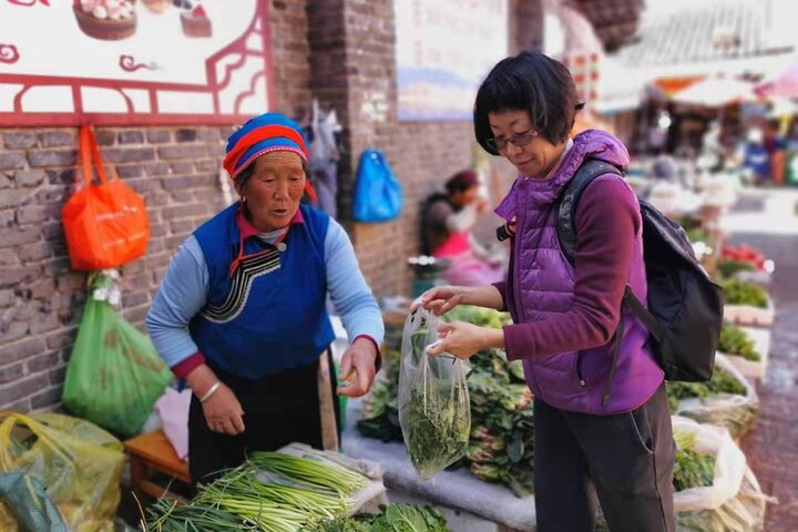 Exploring Local Food Markets and Minority Cuisine with Naxi host
