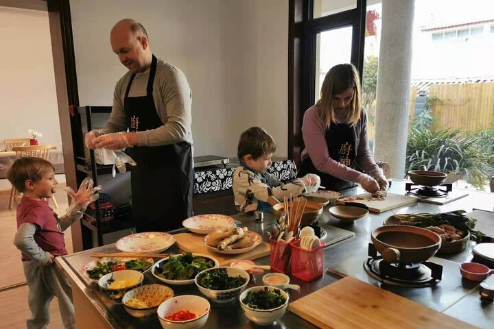 Exploring Local Food Markets and Minority Cuisine with Naxi host