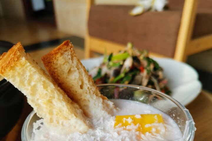 Exploring Local Food Markets and Minority Cuisine with Naxi host