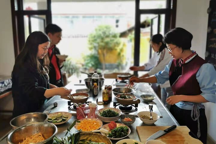 Exploring Local Food Markets and Minority Cuisine with Naxi host