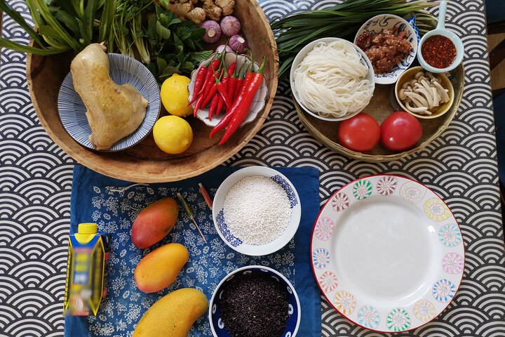 Exploring Local Food Markets and Minority Cuisine with Naxi host