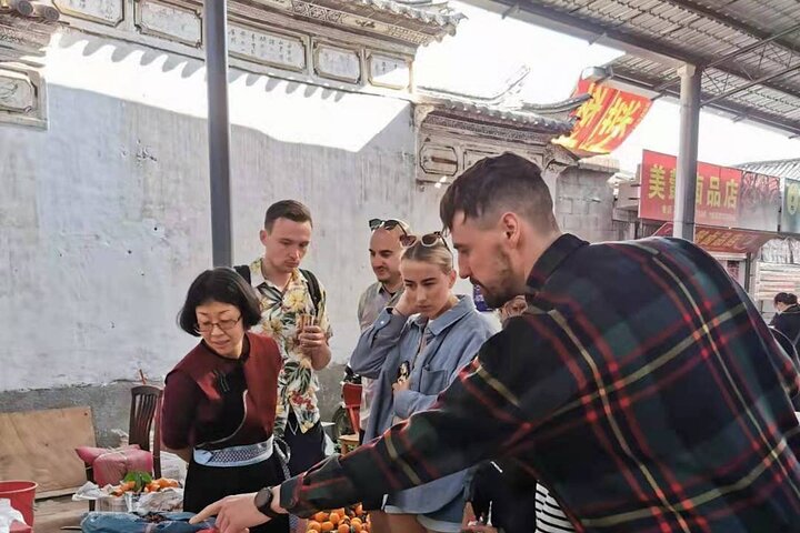 Exploring Local Food Markets and Minority Cuisine with Naxi host