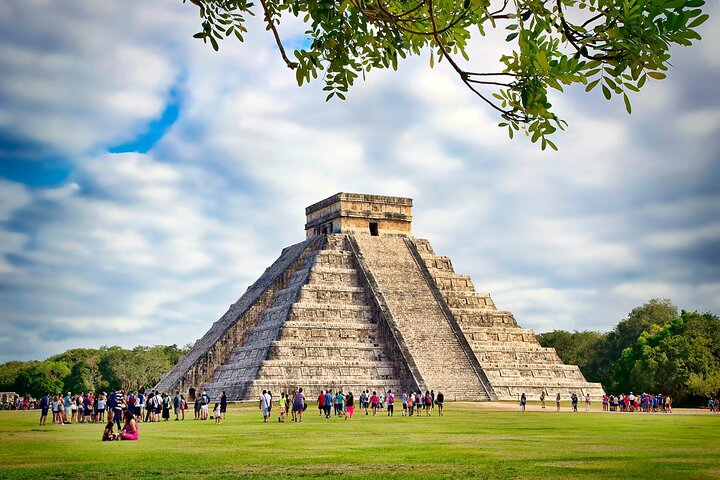 Guided Tour to Chichén Itzá and Cenote and Valladolid with Lunch