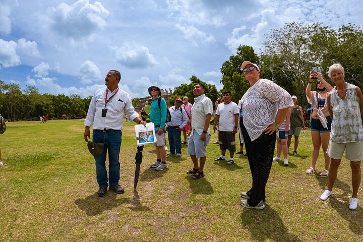 Guided Tour to Chichén Itzá and Cenote and Valladolid with Lunch