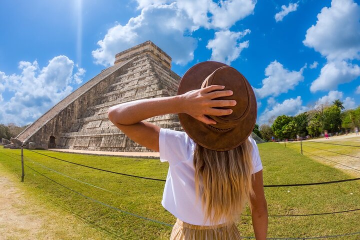Guided Tour to Chichén Itzá and Cenote and Valladolid with Lunch
