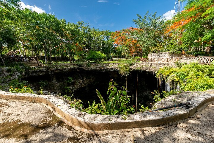 Guided Tour to Chichén Itzá and Cenote and Valladolid with Lunch