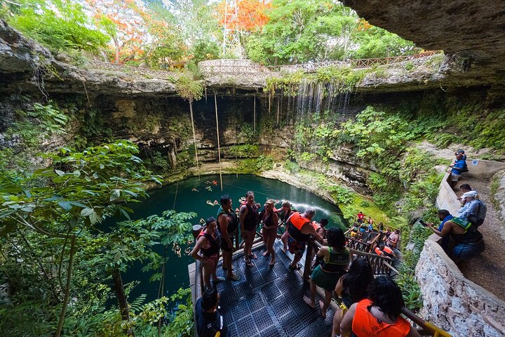Guided Tour to Chichén Itzá and Cenote and Valladolid with Lunch