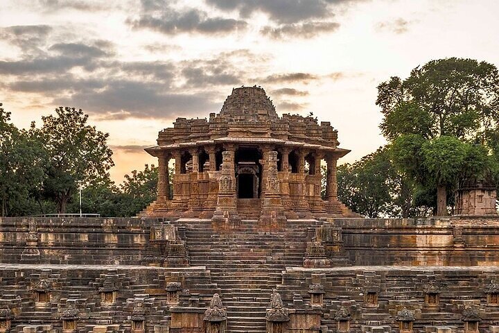 Easy Private Tour at Sun Temple and Rani Ki Vav by Car