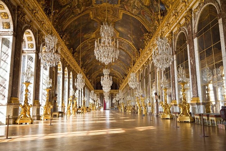 Versailles Palace Guided Tour with Reserved Entry