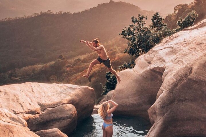Diyaluma Waterfall and Natural Pool Bath With Lunch