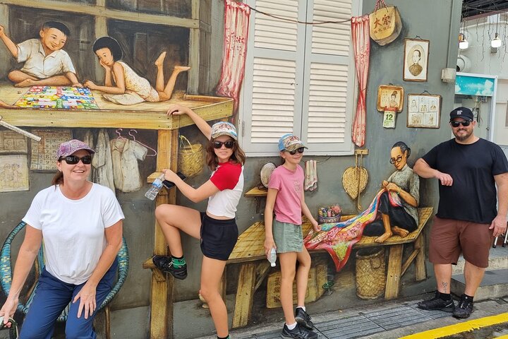 Small Group: Michelin and Local Hawker Food Tour with 9 tastings