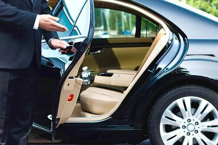 Private One-Way Transfer from Glasgow Int. Airport to Glasgow