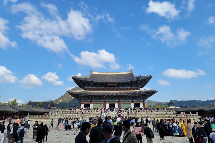 Small Group Seoul Highlight Tour opt. Hanbok & Tea Ceremony