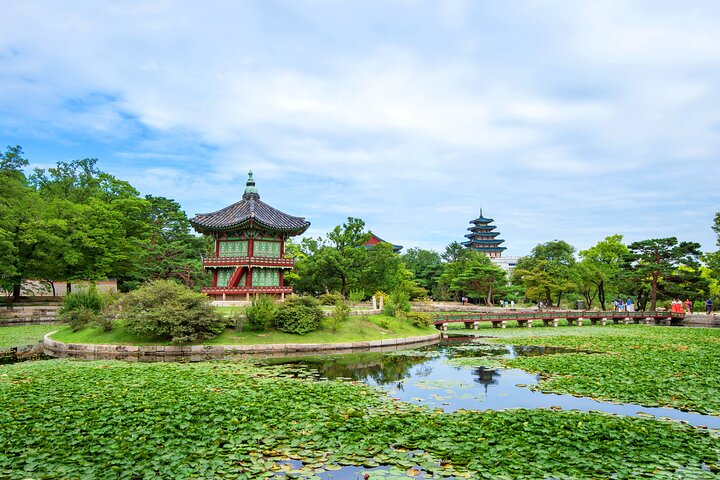 Small Group Seoul Highlight Tour opt. Hanbok & Tea Ceremony