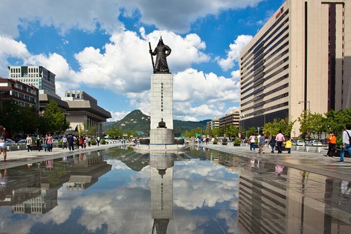 Small Group Seoul Highlight Tour opt. Hanbok & Tea Ceremony