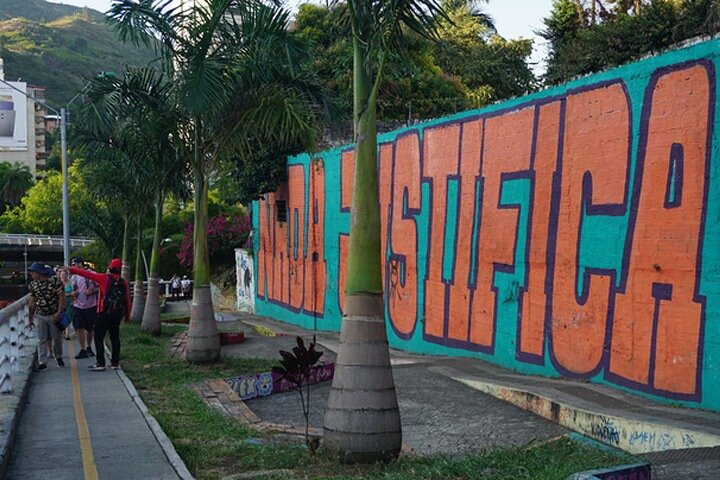 Historical Shared Tour Salsa, Graffiti & Resistance in Cali